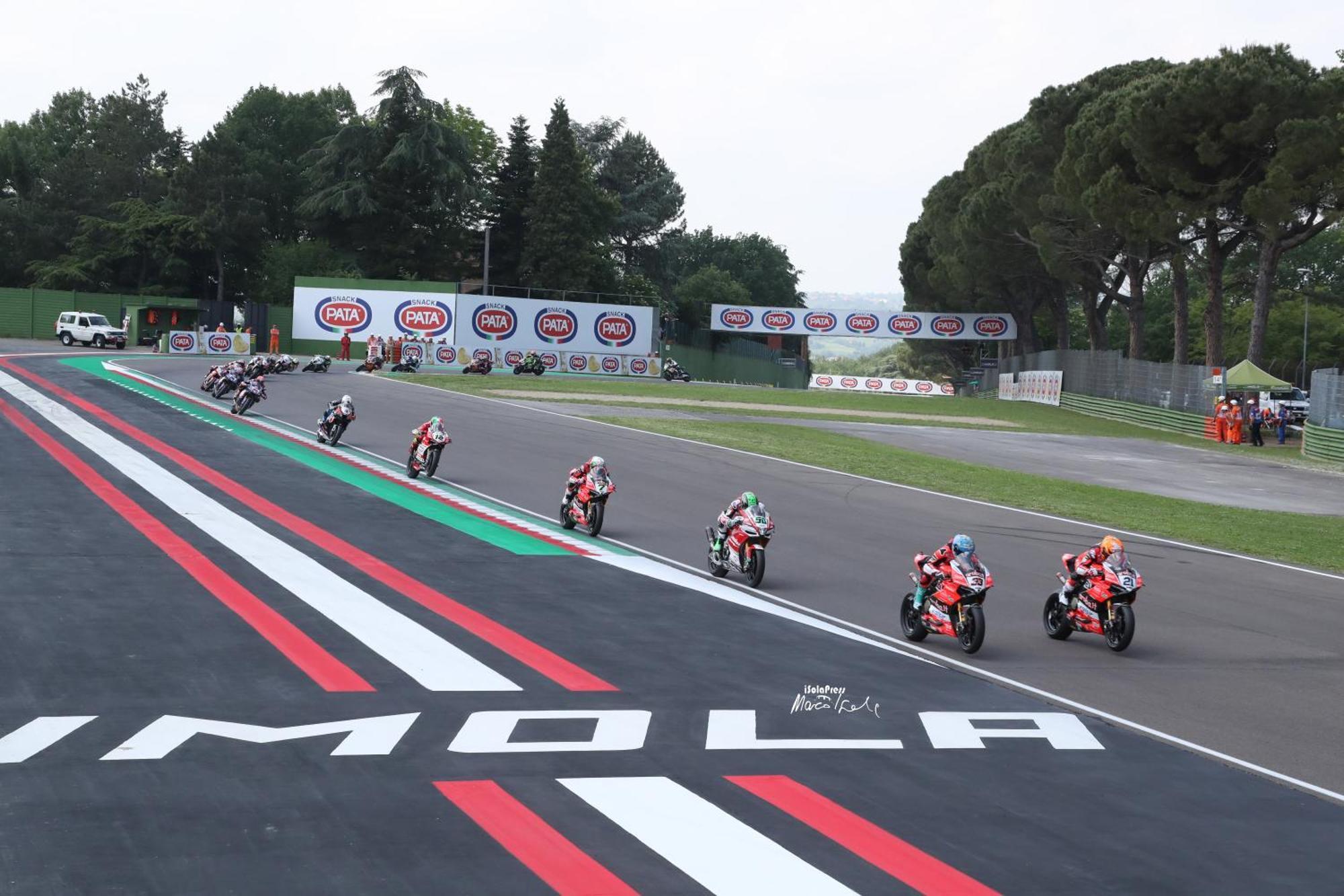 Le Due Corti Centro Storico - Autodromo Apartment Imola Bagian luar foto