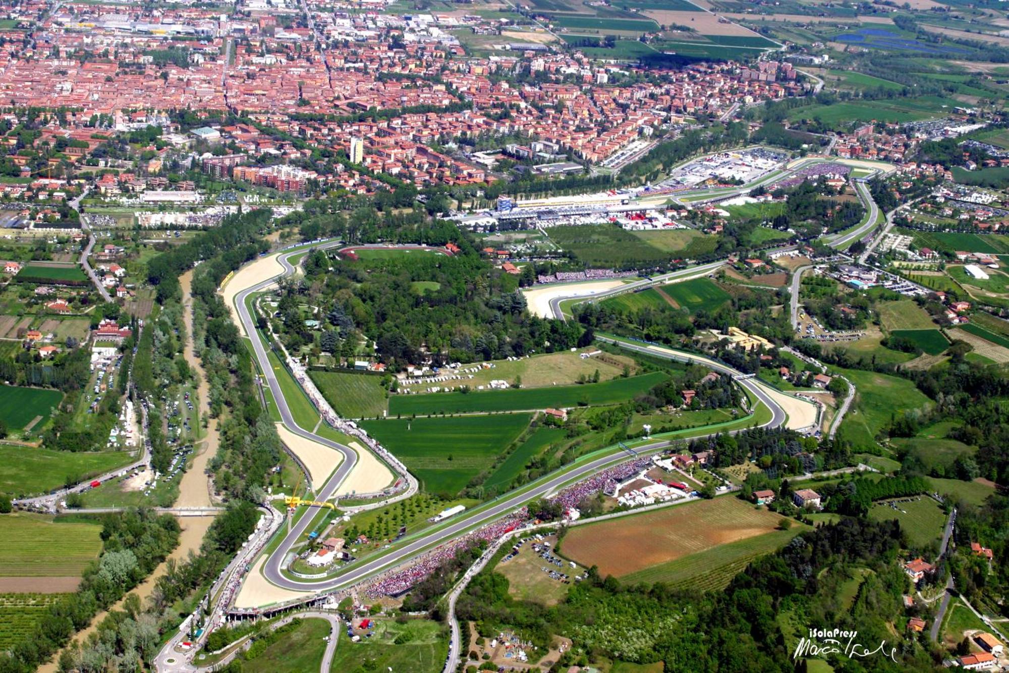 Le Due Corti Centro Storico - Autodromo Apartment Imola Bagian luar foto